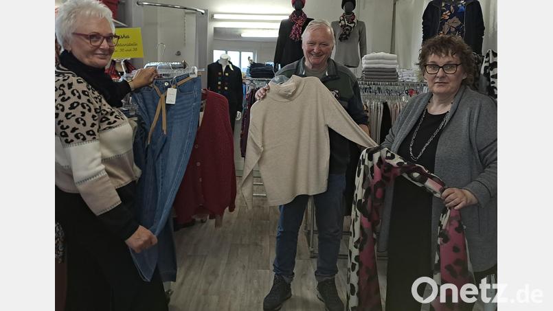 Astrid Pscherer (von links), Hans-Jürgen Hautmann und Ute Wittbusch beraten ihre Kunden in Sachen Mode. Bild: gis