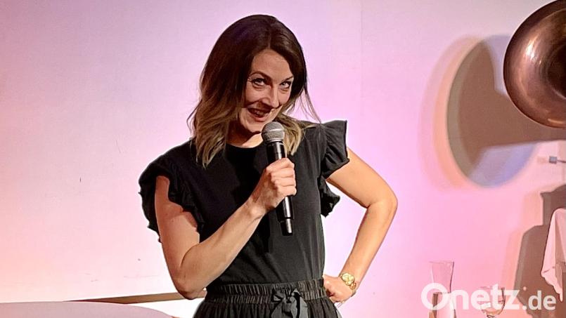 Kathi Wolf, eine Kabarettistin der Extraklasse hat ihr Publikum von der ersten Minute an begeistert. Keine Minute des Abends war langweilig. Bild: Gerhard Krones