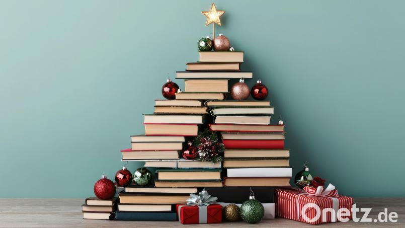 Tipp für Leseratten: gelesene Bücher zum Weihnachtsbaum stapeln. Symbolbild: WACHI – stock.adobe.com