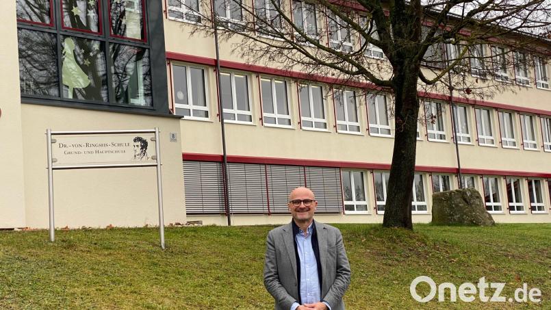 Gut leben auf dem Land: Dazu gehört auch die Sanierung der Grundschule. Bürgermeister Maximilian Beer zeigt die Projekte auf, die im Jahr 2025 in Schwarzhofen anstehen. Bild: Völkl