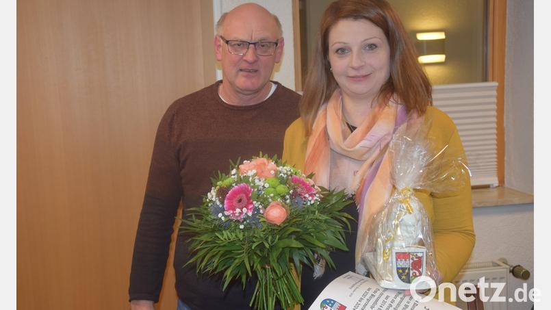 In ihrer letzter Gemeinderatssitzung verabschiedet zweiter Bürgermeister Rudi Völkl die Georgenberger Bürgermeisterin Marina Hirnet. Bild: fz