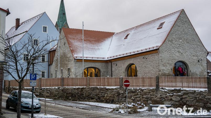 Für Kritik sorgten in der Bürgerversammlung Erbendorf die "Großbauprojekte" wie etwa das nach aufwändiger Sanierung fertiggestellte Bürgerhaus. Bild: lum