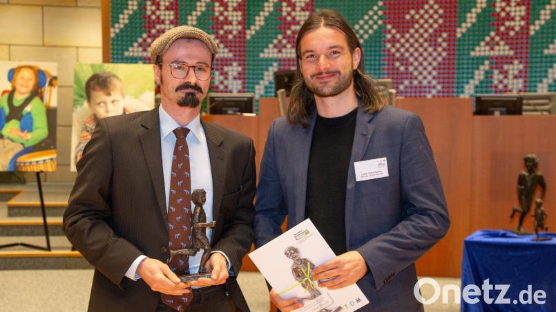 Ralph Würnschinger (links) und Lukas Fleischmann haben den TOM Medienpreis der Deutschen Kinderhospitzstiftung 2024 für ihre Podcast-Reihe &quot;Jenseits der Schwerkraft&quot; gewonnen. Bild: Fotografie_Monika_Baumann, Deutsche Kinderhospitzstiftung