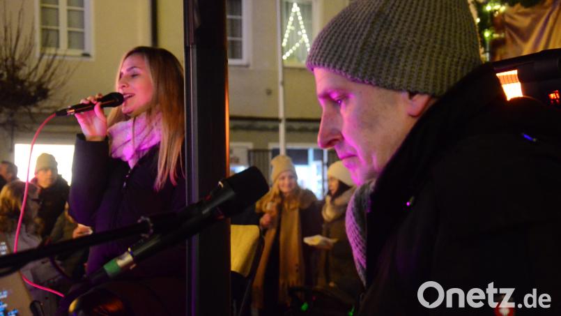 Julia Schönberger und Norman Schelter mit ihren Weihnachtsliedern auf dem Weidener Christkindlmarkt. Bild: Kunz