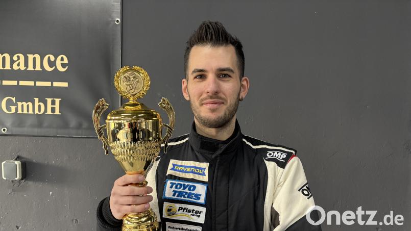 Der Siegerpokal von Andreas Schundiak steht im Eingangsbereich seiner Firma in Wernberg-Köblitz, sodass er ihn jeden Tag sieht. Bild: Nils Ganzmann