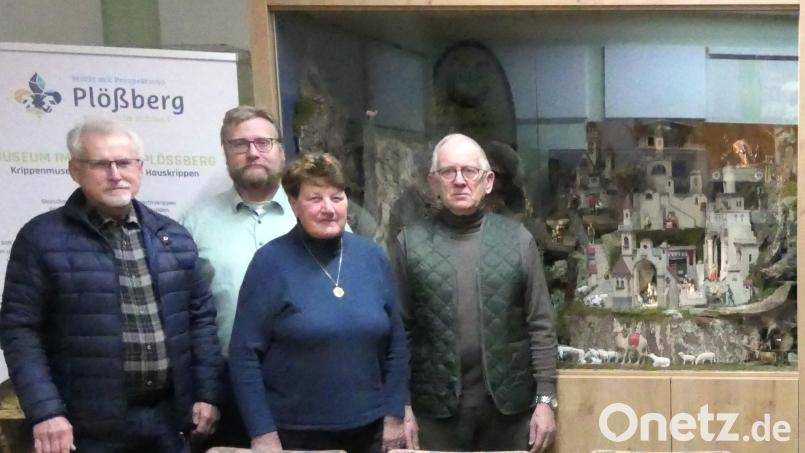 Das Plößberger Museum hat neue Hauskrippen. Hier Manfred Kopp, Jörn Schedl, Inge Heß und Benno Krottenthaler (von links) vor der Nocha-Krippe. Bild: Robert Sladky/exb