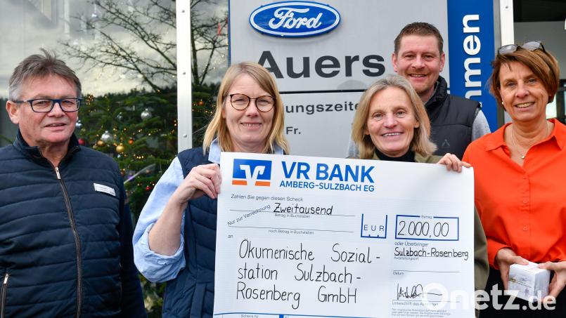 Übergabe des symbolischen Spendenschecks an die Sozialstation im Autohaus Auers mit (von links) Geschäftsführer Winfried Auers, Pflegedienstleiterin Brigitte Riederer, Birgit Auers, Alexander Rall sowie Sozialstations-Geschäftsführerin Birgit Singer-Grimm. Bild: Petra Hartl