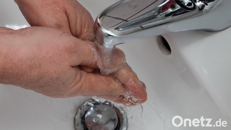 Wasser fließt aus einem Wasserhahn: In Kümmersbruck wird ab Januar das Trinkwasser teurer. Symbolbild: Wolfgang Steinbacher