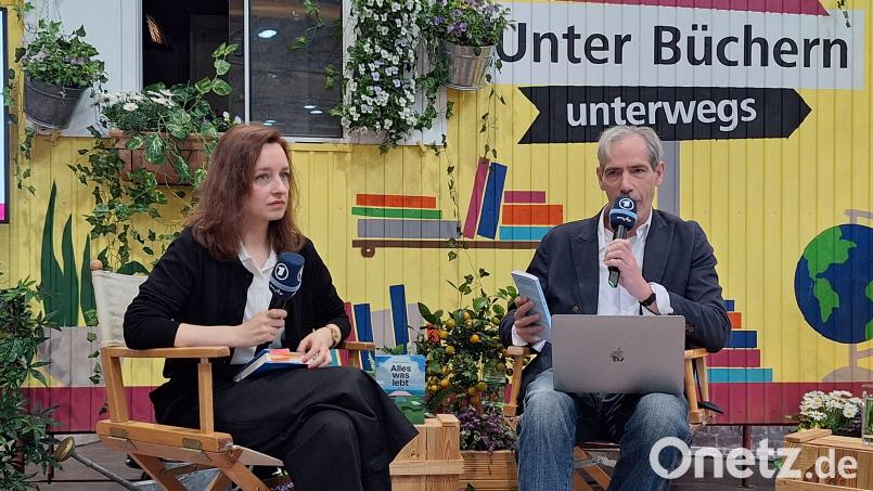 Kristina Schilke erzählt im Interview mit Jörg Schieke vom MDR auf der Buchmesse in Leipzig von ihrem Faible für magische Elemente und der Herausforderung beim Schreiben von Bettszenen. Bild: bl