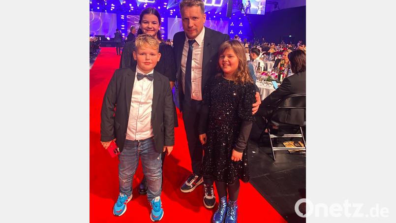Lina Holler (rechts) aus der Gemeinde Winklarn trifft in Dortmund bei der &quot;Kinderlachen-Gala&quot; auf Comedian Oliver Pocher. Mit den zwei &quot;The Voice Kids&quot;-Freunden Rosa und Tristan singt sie zwei Lieder live auf der Bühne. Bild: Thomas Roth