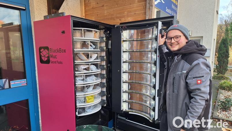 Maximilian Pucher befüllt zum ersten Mal den Retouren-Paket-Automaten in der Regensburger Straße in Nabburg. Der 25-Jährige hofft, dass so viele neue Produkte doch noch vor dem Weg in die Vernichtung bewahrt werden können. Bild: bl