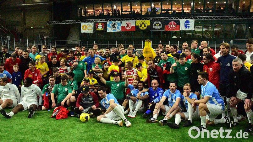 Der &quot;Bananenflanker Budenzauber&quot; lockt wieder zahlreiche Alt-Stars des Fußballs in die Donau-Arena nach Regensburg. Dieses Gruppenbild entstand nach dem Turnier im Vorjahr, das die Oldies des 1. FC Nürnberg für sich entschieden. Archivbild: dme