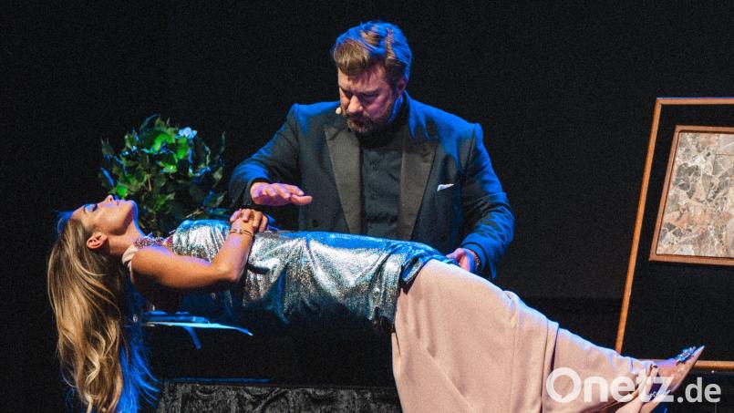 Magier Manuel Graf Beissel von Gymnich bringt Frauen zum Schweben und das Publikum zum Staunen. Bild: Sonni Holmstedt