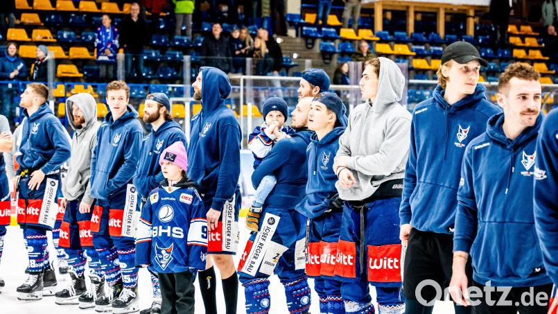 Nach langem Zögern kamen die Spieler der Blue Devils Weiden nach dem Heimsieg gegen den EHC Freiburg doch noch einmal aus der Kabine aufs Eis und bedankten sich für die Unterstützung. Bild: Elke Englmaier