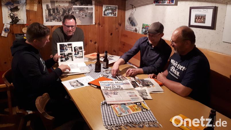Hubert Meiler, Markus Döllinger, Tobias Mittelmeier und Wolfgang Meiler (von rechts) schwelgen in der urigen Bierfassroller-Stube auf dem Meiler-Hof in Erinnerungen an selbst organisierte Großereignisse im Bierfassrollen. Bild: prh
