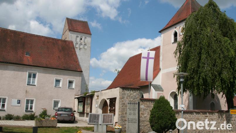 Die Nikolauskirche und das marode Gemeindehaus mit angebautem Schwedenturm prägen die Ortsmitte von Kohlberg. Kirchengemeinde und Kommune arbeiten gemeinsam an einer Lösung, wie die kostspielige Baumaßnahme gestemmt werden kann. Dabei wurde auch die Idee geboren, das direkt an der Goldenen Straße gelegene Gebäude als Deutsch-Tschechisches Begegnungszentrum zu nutzen. Bild: Susanne Götte/exb