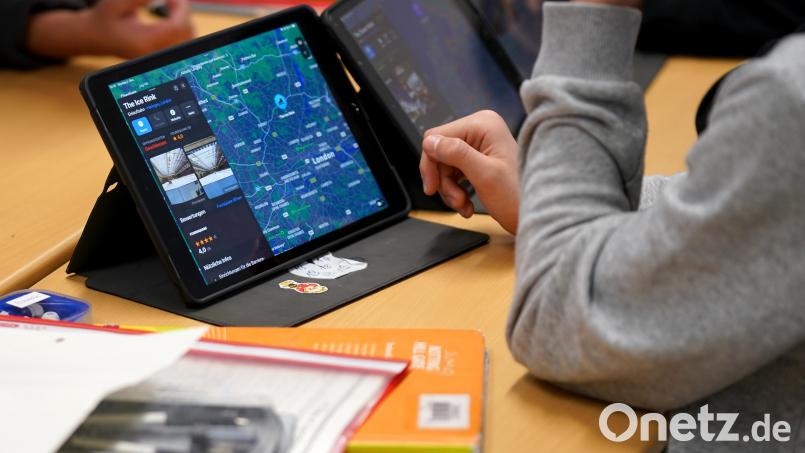 ARCHIV - 04.12.2023, Hamburg: Schüler arbeiten an einem Tablet während des digitalen Englisch-Unterrichts in der Klasse 6f in der Lessing-Stadtteilschule in Harburg-Wilstorf. (zu dpa: «Ministerin ermahnt Länder zu Einigung für Schul-Digitalpakt») Foto: Marcus Brandt/dpa +++ dpa-Bildfunk +++ Bild: Marcus Brandt/dpa