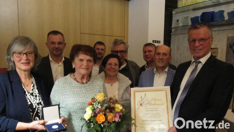 Der neuen Trägerin der silbernen Bürgermedaille der Stadt Hirschau, Heidi Flierl (Dritte von links), gratulieren (von links): Johanna Erras-Dorfner (FW-Sprecherin), Dritter Bürgermeister Hermann Gebhard, Christian Gnan (CSU-Sprecher), Zweite Bürgermeisterin Bärbel Birner, Christian Feja (Grüne-Sprecher), Martin Merkl (CSU-Fraktionssprecher), Josef Birner (SPD-Sprecher) und Bürgermeister Hermann Falk. Bild: fg