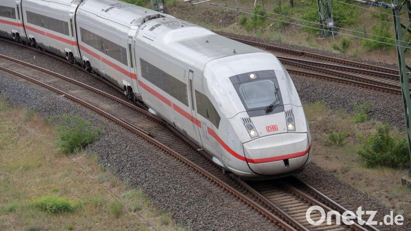 Rund hundert Menschen mussten an Heiligabend einen ICE verlassen. Symbolbild: Paul Zinken/dpa