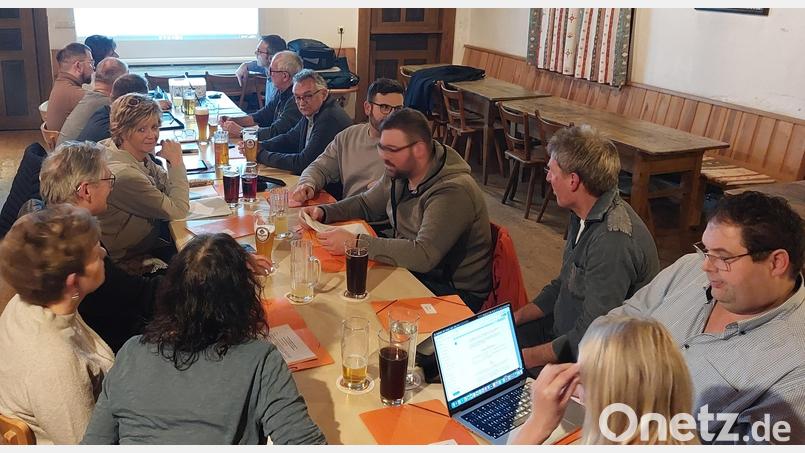 Die letzte Gemeinderatssitzung des Jahres in Neukirchen fand im Gasthaus Engelhard statt. Es ist Tradition, das politische Jahr mit einem gemeinsamen Essen abzuschließen. Es wurden aber auch einige sehr wichtige Entscheidungen getroffen. Bild: mfh