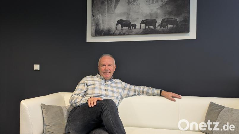 Bernd Fürbringer in seinem Büro im Verwaltungsgebäude der Kassecker-Firmengruppe in Waldsassen. Der Gesellschafter der Kassecker-Holding ist kürzlich mit der Staatsmedaille für Verdienste um die bayerische Wirtschaft in Bayern ausgezeichnet worden. Bild: pz