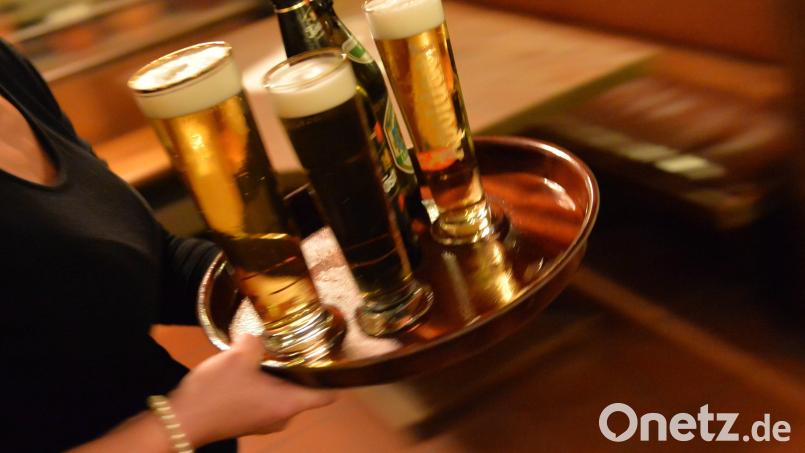 Ob in einem Schwandorfer Wirtshaus wieder Gäste bedient werden können, wird das Verwaltungsgericht Regensburg entscheiden. Bild: Marc Tirl/dpa
