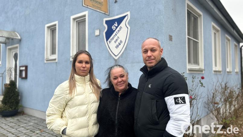 Luca Bosio mit seiner Mutter Caterina Mantovan sowie Daria Panibratets vor dem Vereinsheim des SV Altenstadt bei Vohenstrauß. Caterina Mantovan wird die Sportgaststätte Anfang Januar als neue Pächterin übernehmen. Pizza, Pasta und Salate stehen dann auf der Speisekarte des Sportheims. Bild: ck
