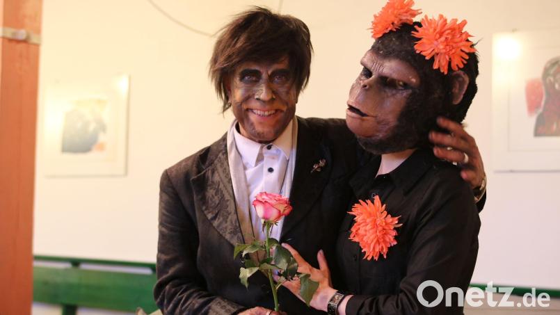 Der Schauspieler Peter Kampschulte (links) mit Affe Rotpeter. Bild: Elfriede Schneider/exb