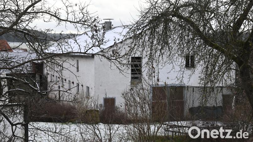 Im Haushalt 2025 ist das ein großer Posten: Rund vier Millionen Euro plant Gebenbach ein, um einen leerstehenden Stall umzunutzen und mit einem Erweiterungsbau zu versehen. Eine Kindertagesstätte ist hier geplant, außerdem eine Gewerbefläche. Für diese Maßnahmen beantragt die Kommune beim Landratsamt Amberg-Sulzbach einen Vorbescheid für die angedachte Nutzungsänderung. Bild: gf