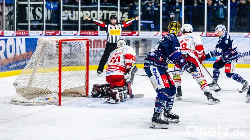 Tyler Ward (rechts) erzielt eines seiner drei Tore gegen die Eispiraten Crimmitschau. Bild: Tobias Neubert