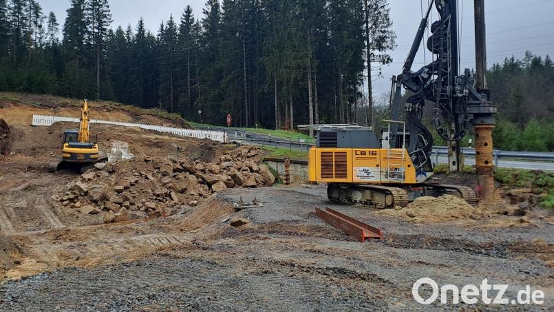 Die vorbereitenden Arbeiten für das Brückenbauwerk an der Staatsstraße zwischen Brand und Mehlmeisel laufen. Bild: gis