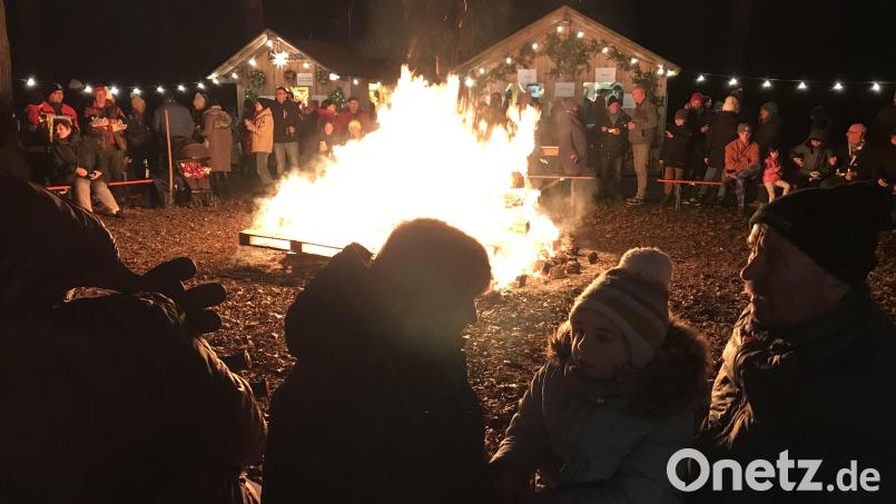 Bei der Sorghofer Waldweihnacht wurde ein großes Lagerfeuer entzündet, an dem sich die zahlreichen Besucher wärmen konnten. Bild: mma