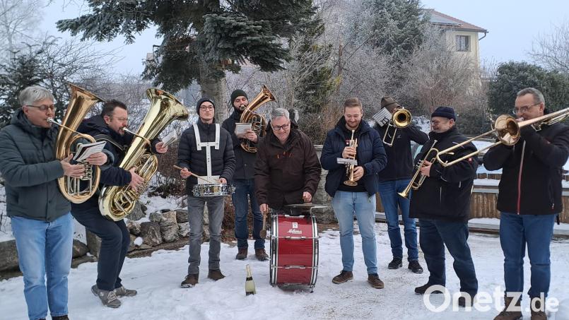 Musikanten aus dem Fichtelgebirge zogen auch heuer wieder durch die Orte, um das neue Jahr musikalisch willkommen zu heißen. Bild: gis