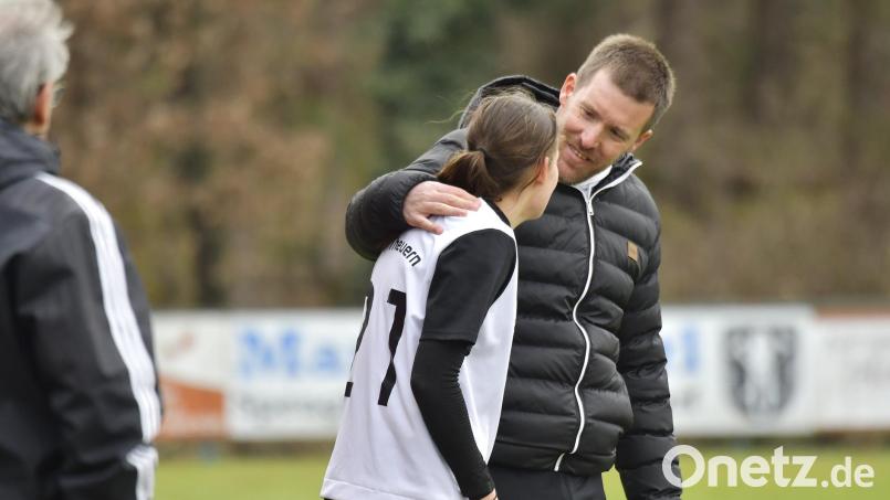Trainer Simon Eisinger und die Spieler des TSV Theuern freuen sich auf den Pokal-Kracher gegen die SpVgg Greuther Fürth. Archivbild: Hubert Ziegler