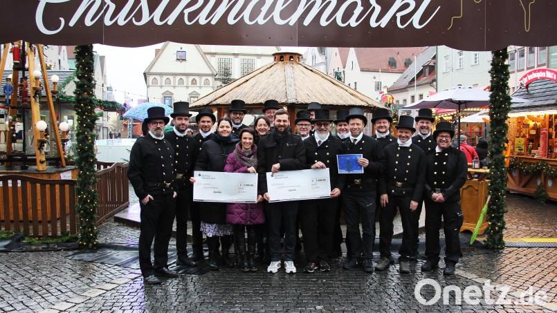 Manuel Schätzler, der stellvertretene Obermeister der Kaminkehrerinnung Oberpfalz und 
Schulungsstellenleiter Stefan Schäffer übergaben die Spendenschecks. Darüber freuen sich für den 
Bunten Kreis Anna Fries, Grit Mediger und Anja Schricker sowie für das Haus St. Elisabeth Leiter Peter Wasel (vorne, von links). Bild: Lissi Knipl-Zörkler