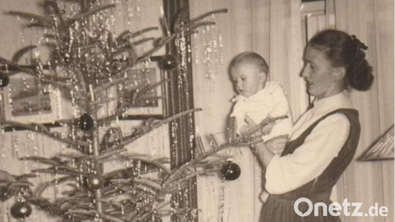 Otto Hammer, jüngster Spross unter den sieben Kindern der Familie Hammer, ist knapp 14 Monate alt, als ihm seine 15-jährige Schwester Rita den Christbaum der Familie Hammer zeigt. Rita Dorfner ist heuer am 20. Juli verstorben. Bild: Archiv Otto Hammer