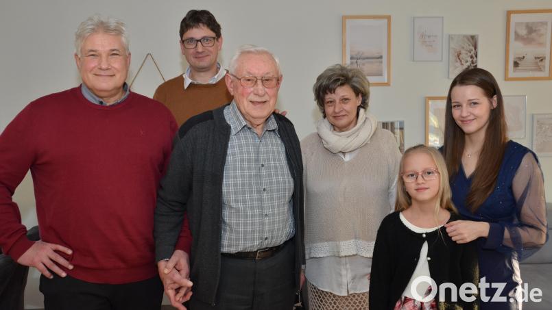 Die 90 Jahre sieht man Horst Wildenblanck wahrlich nicht an. Sein Sohn Rainer (links) und seine Tochter Birgit (Dritte von rechts) gratulierten genauso herzlich, wie Zweiter Bürgermeister Uli Münchmeier (Zweiter von links). Enkelin Yasmin und Urenkelin Stella (von rechts) freuen sich mit ihrem Opa und Uropa über dessen Gesundheit. Bild: dob