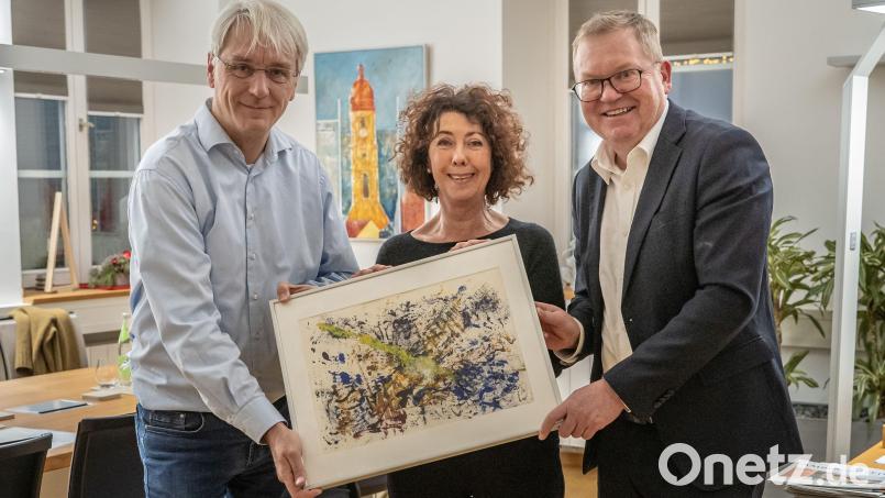 Michaela Grammer (Mitte) übergibt die grafisch notierten Werke ihres Vaters H.E. Erwin Walther an das Stadtarchiv Amberg, vertreten durch Stadtarchivar Dr. Andreas Erb (links) und Oberbürgermeister Michael Cerny. Bild: Thomas Graml, Stadt Amberg