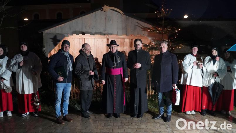 Die Außenkrippe auf dem Poppenrichter Dorfplatz erhält den Segen (vorn, von links): Krippenbeauftragter Martin Gerstacker, Künstler Karl Heinz Stoiber, Bischof Rudolf Voderholzer, Pfarrer Dominik Mitterer und Bürgermeister Hermann Böhm. Bild: Justus Schneider