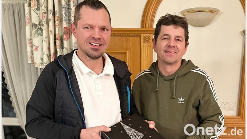 Stefan Biegerl, der Inhaber der Schreinerei Biegerl (rechts) gratuliert Bernhard Biegerl (links) zum Jubiläum.. Bild: Stefan Biegerl/exb