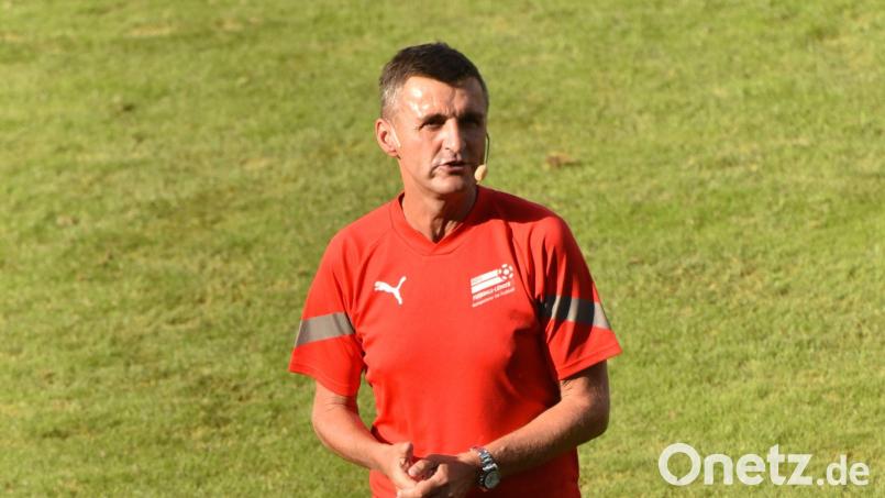 Michael Köllner auf dem Platz: Nach der Freistellung in Ingolstadt läuft sein Vertrag noch bis Mitte 2025. Das Bild zeigt den Fuchsmühler beim Trainerkongress in diesem Jahr in Würzburg. Bild: Bund Deutscher Fußball-Lehrer