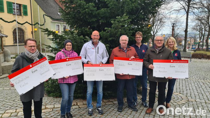 Die drei Apothekenbesitzer der Familie Wolf aus Vohenstrauß überreichten die Spendenschecks an Herbert Putzer von der Kinderkrebshilfe Oberpfalz Nord, Thomas Ebnet vom Verein &quot;Hoffnung für Menschen&quot;, Dekan Alexander Hösl für die Katholische Kirche, Pfarrerin Carmen Riebl für die Evangelische Kirche und an den Verein &quot;Apotheker helfen&quot;. Bild: Stadtapotheke OHG