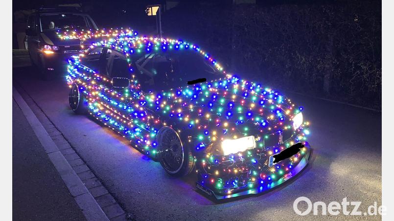 Mit Weihnachtsbeleuchtung unterwegs: Junger Fahrer in Schongau feiert ein besonderes Tuning-Weihnachten. Bild: Polizeiinspektion Schongau/dpa