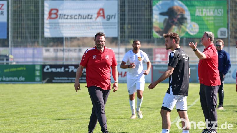 Trainer Eugenio Wild (links) und die SpVgg Pirk hoffen noch auf den zweiten Platz in der Kreisklasse Ost. Bild: Dieter Jäschke