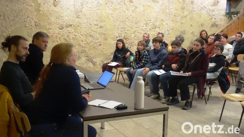 Kostümbildnerin Stephanie Bäuerle, Regisseur Alessandro Visentin und Bürgermeister Stefan Braun (vorn sitzend, von rechts) erläutern den Laien-Schauspielern im Steinstadel die Rollen für die Kastler Klosterfestspiele und vergeben sie. Bild: jp