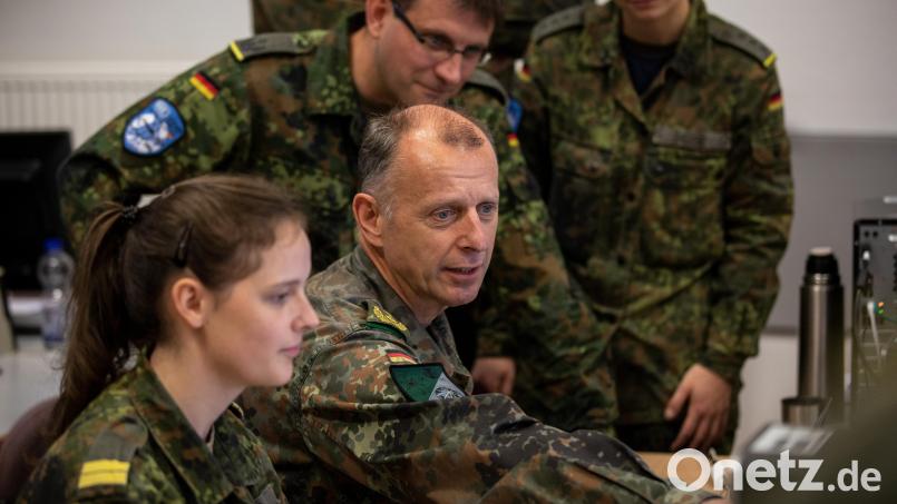 Generalmajor Jürgen Setzer besucht das „Blue Team Deutschland“ bei der größten Nato-Cyberabwehr-Übung mit Teams aus 22 Ländern. Archivbild: Bundeswehr/Martina Pump