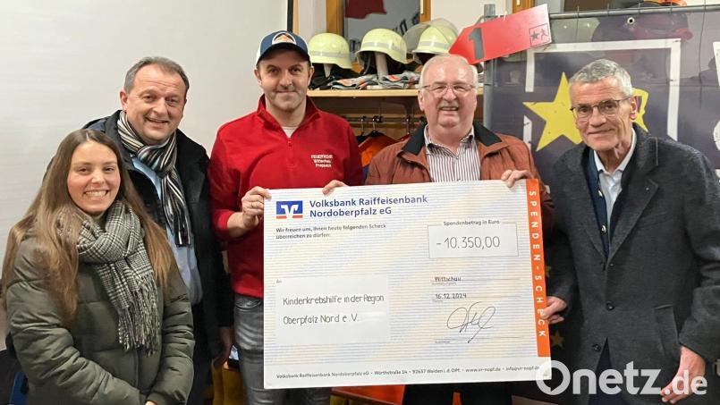 Bild: (von links): Ann-Kathrin Kammerer (WITRON), Anton Kappl, Tobi Stangl, Herbert Putzer (Kinderkrebshilfe) und Anton Zilbauer (VR-Bank Vohenstrauß). Bild: Tobias Stangl