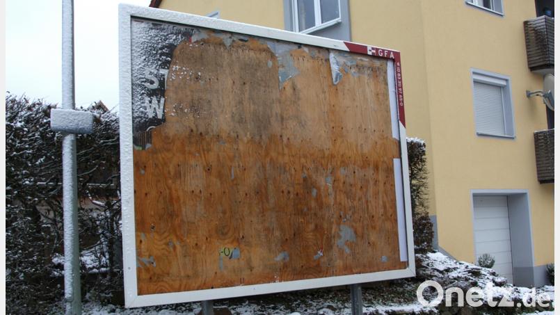 Die von Marktrat Markus Troesch als &quot;potthässliches Ding&quot; bezeichnete Werbetafel an der Alten Straße in Fuchsmühl soll verschwinden. Bild: wro