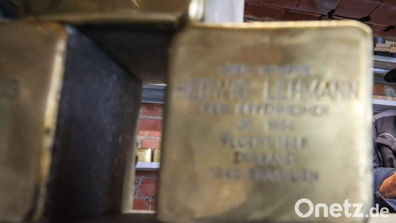 Mehrere Stolpersteine wurden in Regensburg mit Farbe besprüht. Die Polizei sucht Zeugen. Symbolbild: Nadine Weigel/dpa