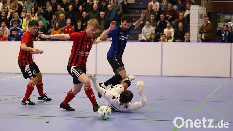 Benedikt Meckl (Mitte) erzielte im Finale gegen die SpVgg SV Weiden drei Tore für den SC Luhe-Wildenau. Bild: Dieter Jäschke
